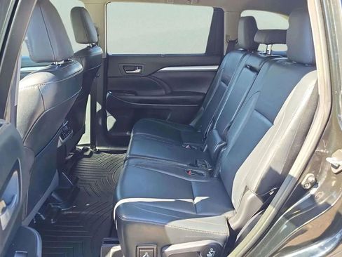 Used 2015 Toyota Highlander XLE image 19