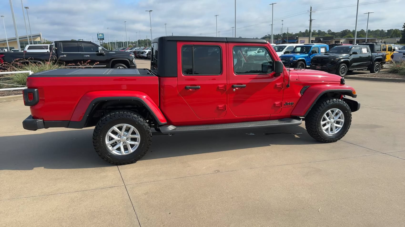 Used 2023 Jeep Gladiator Sport AWD/4WD image 8