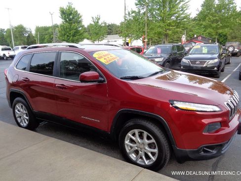 Used 2017 Jeep Cherokee Latitude w/ True North Edition AWD/4WD image 2
