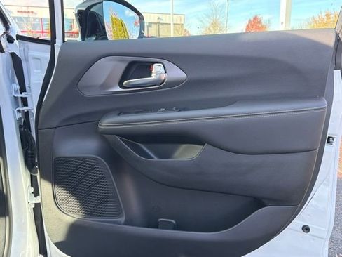 New 2026 Chrysler Pacifica Select image 24