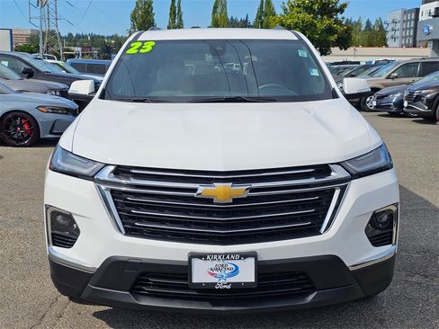 Used 2023 Chevrolet Traverse LT image 2