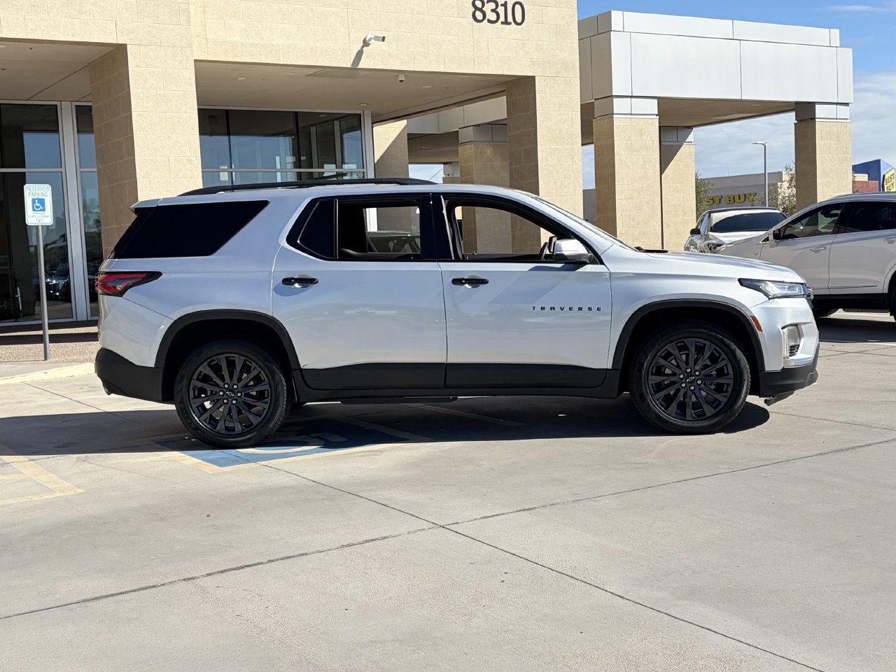 Used 2022 Chevrolet Traverse RS FWD image 4