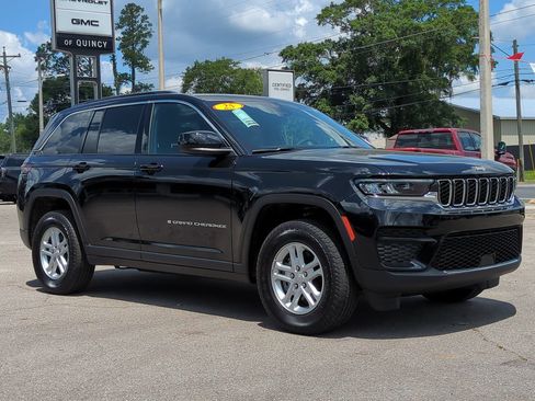 Used 2025 Jeep Grand Cherokee Laredo w/ Luxury Tech Group I AWD/4WD image 2