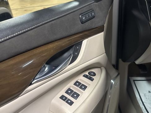 Used 2018 Cadillac Escalade Luxury image 11