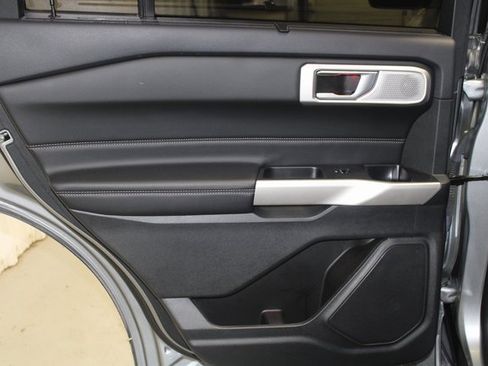 Used 2022 Ford Explorer Limited w/ Limited Technology Package image 18