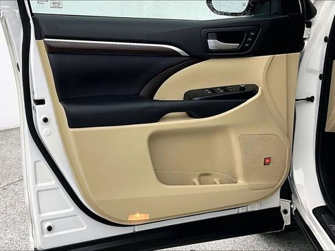 Used 2016 Toyota Highlander Limited image 24