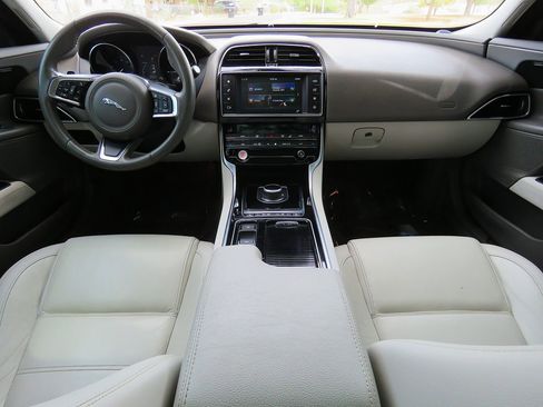 Used 2018 Jaguar XE Prestige image 27