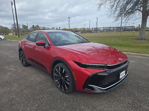 Used 2023 Toyota Crown Platinum image 2