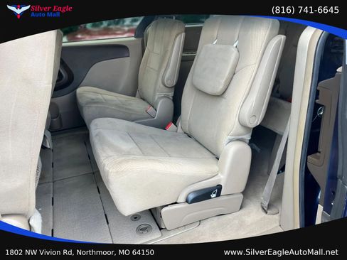 Used 2014 Chrysler Town & Country Touring FWD image 11