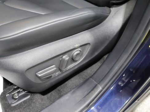 Used 2024 Toyota Highlander XLE AWD/4WD image 11