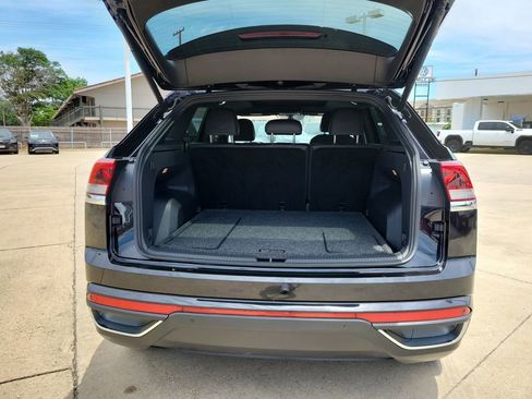 Used 2023 Volkswagen Atlas Cross Sport SE w/ Panoramic Sunroof Package FWD image 4