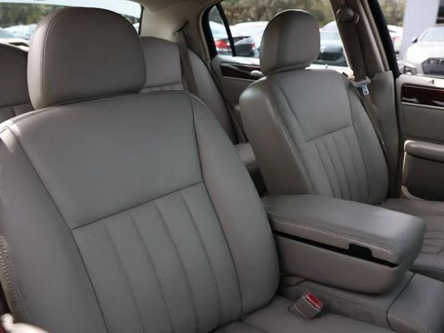 Used 2006 Lincoln Town Car Signature image 18