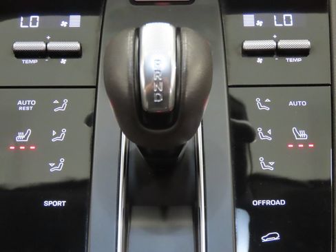 Certified 2025 Porsche Macan AWD/4WD image 27