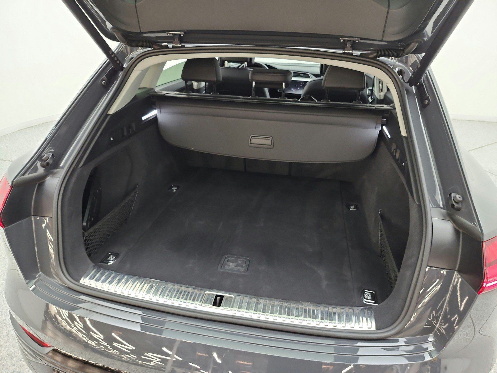 Used 2024 Audi Q8 e-tron Premium AWD/4WD image 30