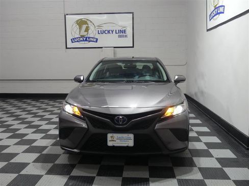 Used 2020 Toyota Camry SE w/ Sunroof Package image 2