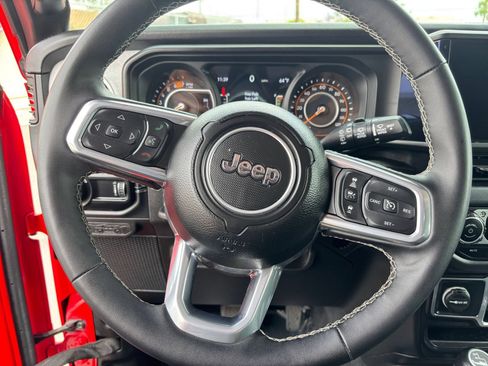 Used 2025 Jeep Wrangler Unlimited Sahara AWD/4WD image 29