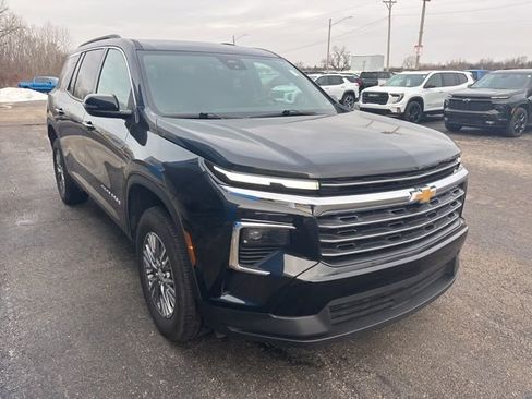 Used 2025 Chevrolet Traverse LT image 2