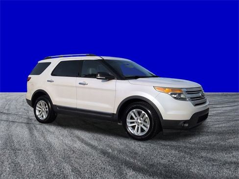 Used 2013 Ford Explorer XLT image 2