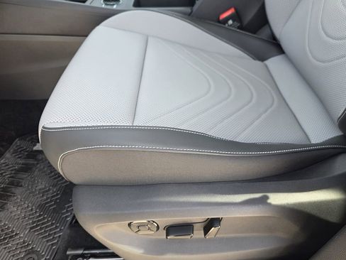 New 2026 Volkswagen Tiguan SE image 17