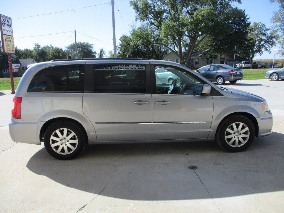 Used 2015 Chrysler Town & Country Touring FWD image 15