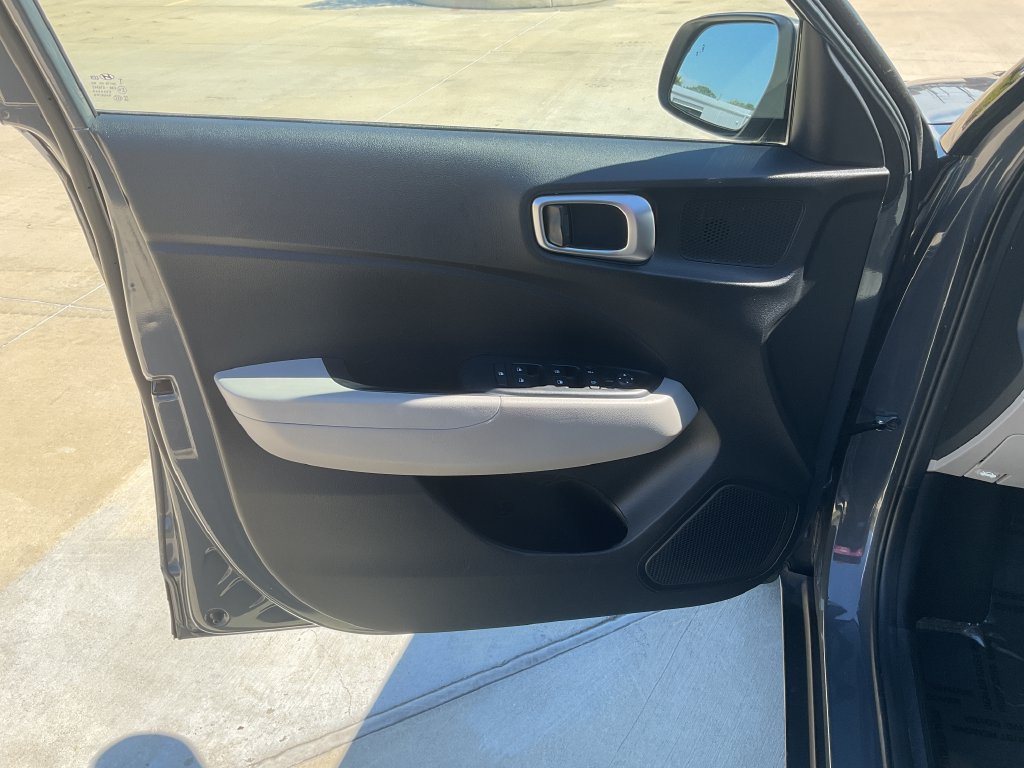 Used 2025 Hyundai Venue SEL FWD image 10
