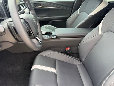 Used 2025 Toyota Camry SE w/ Convenience Package image 12