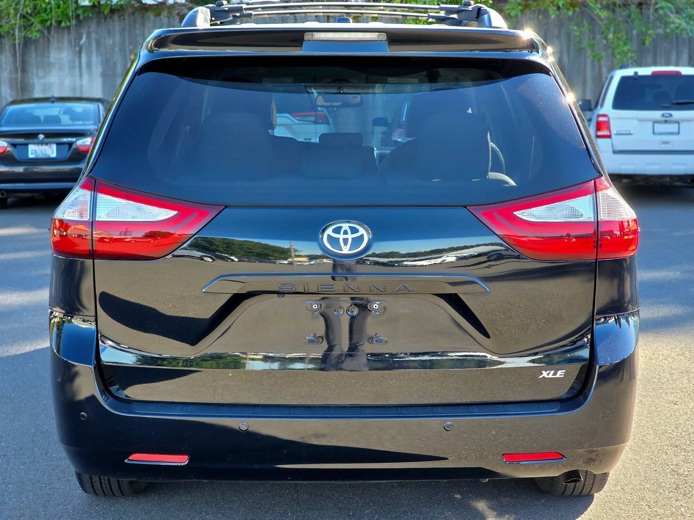 Used 2017 Toyota Sienna XLE w/ XLE Navigation Package FWD image 11