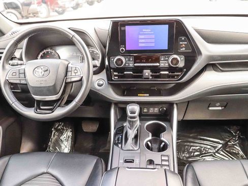 Used 2024 Toyota Highlander XSE FWD image 13