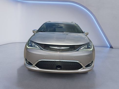 Used 2020 Chrysler Pacifica Limited w/ Advanced Safetytec Group FWD image 9