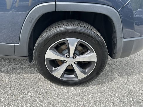 Certified 2019 Jeep Cherokee Limited AWD/4WD image 9