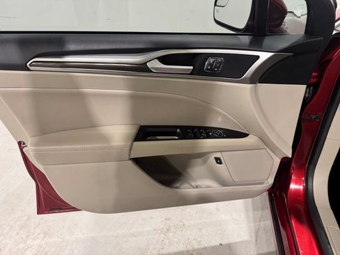 Used 2018 Ford Fusion SE w/ Equipment Group 602A FWD image 17
