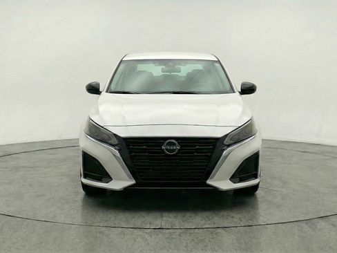 Used 2025 Nissan Altima 2.5 SV image 2
