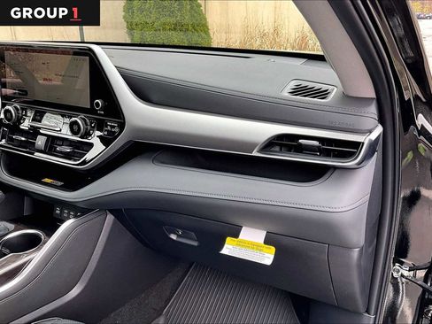 Used 2026 Toyota Highlander Platinum AWD/4WD image 19