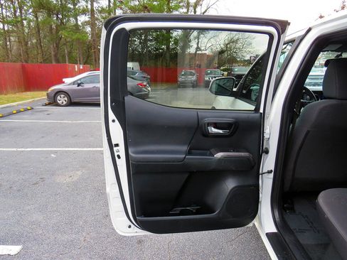 Used 2017 Toyota Tacoma TRD Off-Road image 15