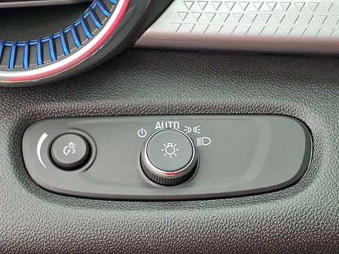 Used 2024 Chevrolet Trax LT w/ Sunroof Package FWD image 25