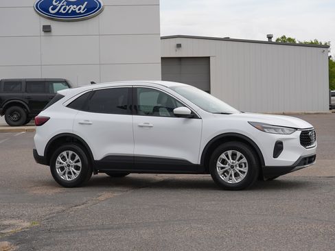Used 2024 Ford Escape Active w/ Tech Pack #2 AWD/4WD image 2