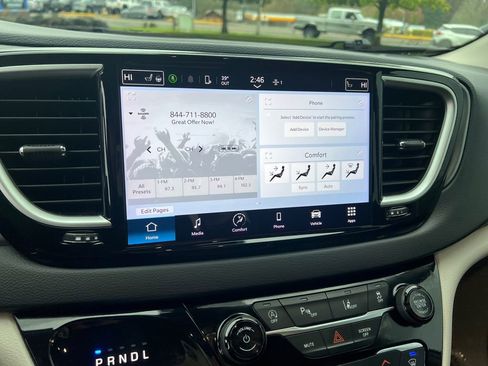 Certified 2024 Chrysler Pacifica Touring-L image 24