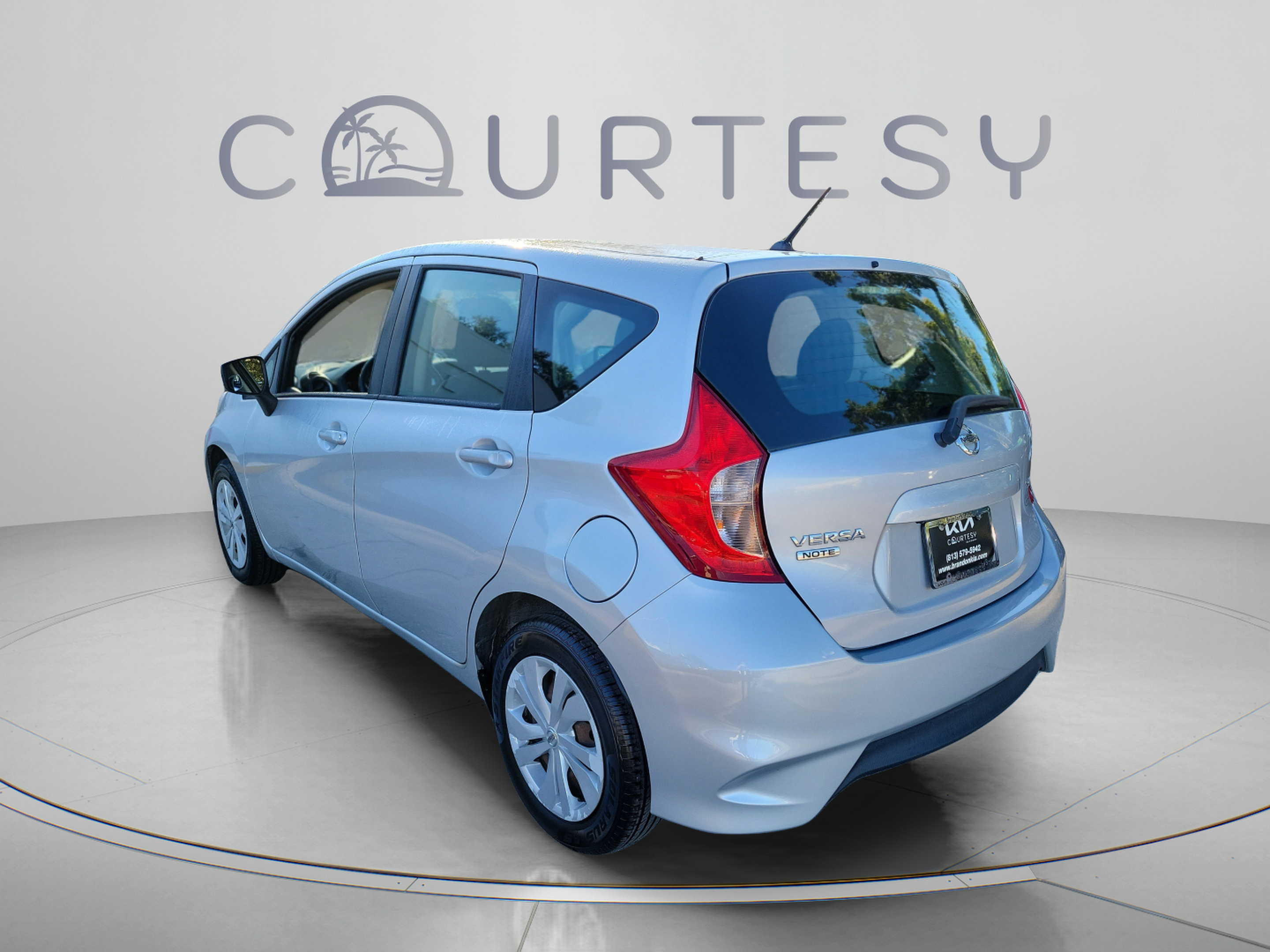 Used 2019 Nissan Versa Note SV FWD image 2
