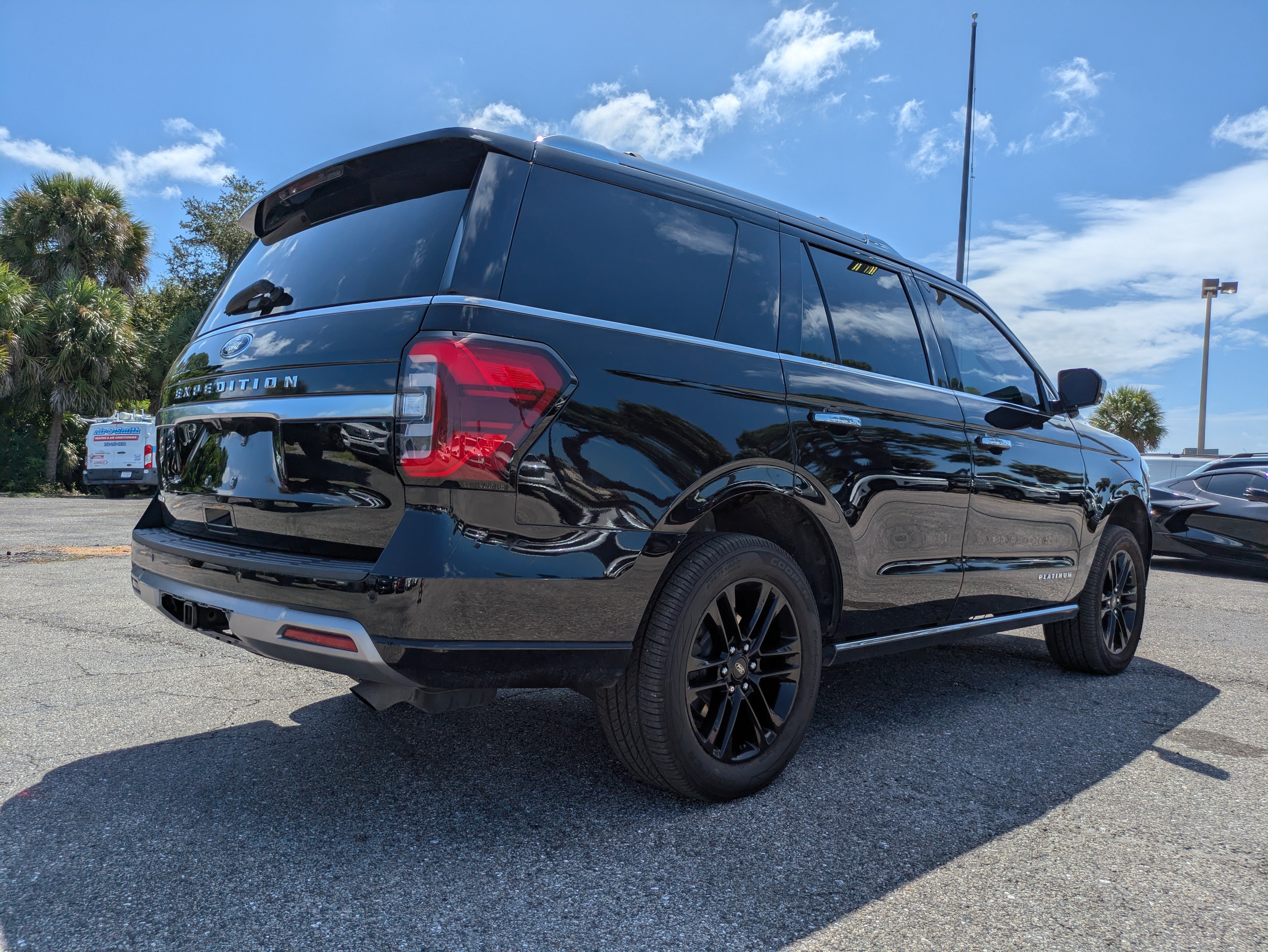 Used 2023 Ford Expedition Platinum AWD/4WD image 4