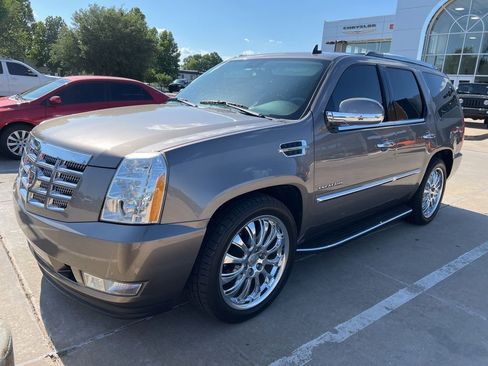 Used 2011 Cadillac Escalade 2WD image 2