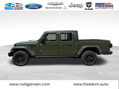 Used 2023 Jeep Gladiator Sport AWD/4WD image 2
