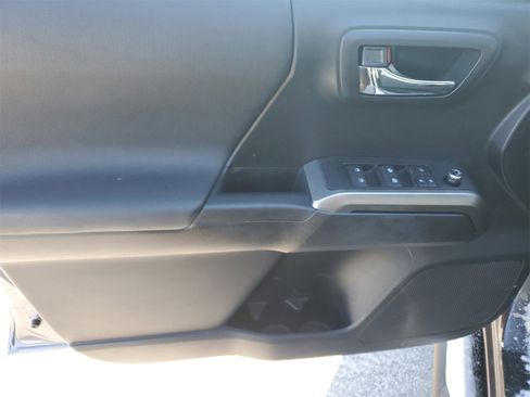 Used 2016 Toyota Tacoma TRD Sport image 19