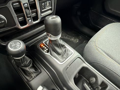 Used 2025 Jeep Wrangler Unlimited Sahara AWD/4WD image 31