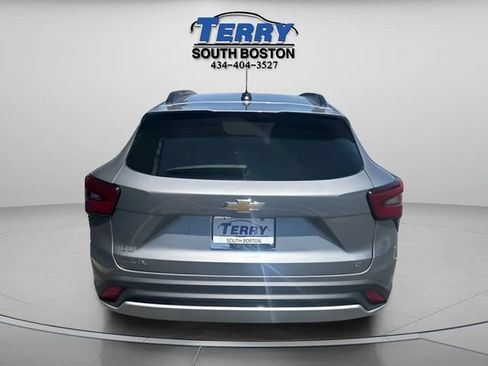 Used 2025 Chevrolet Trax LT FWD image 4