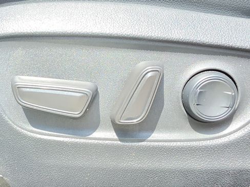 Used 2023 Toyota Highlander XLE AWD/4WD image 49