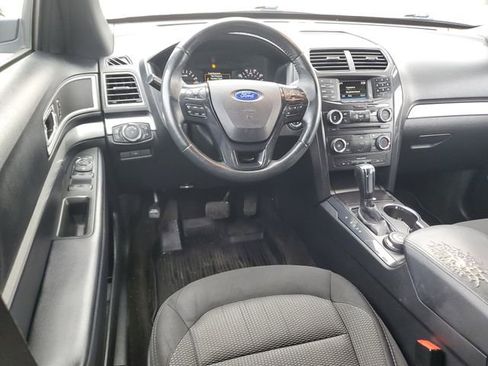 Used 2017 Ford Explorer XLT image 11