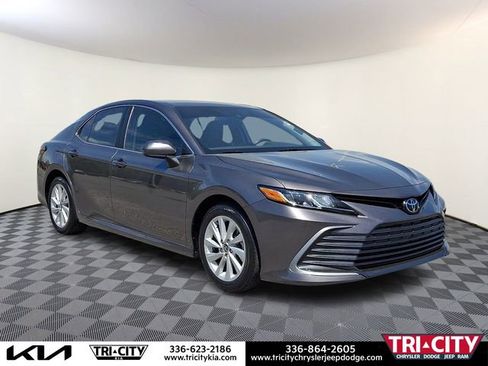 Used 2022 Toyota Camry LE image 1