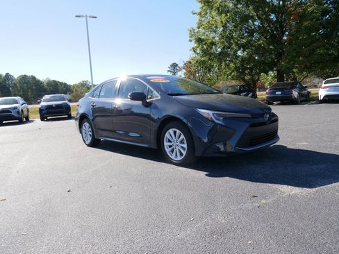 Used 2025 Toyota Corolla XLE image 2