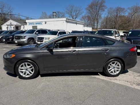 Used 2016 Ford Fusion SE FWD image 4
