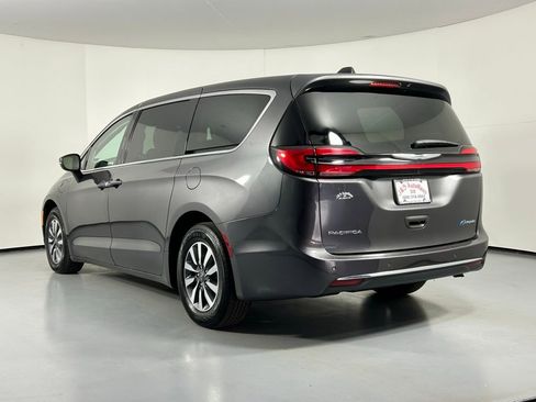 Used 2023 Chrysler Pacifica Touring-L image 5
